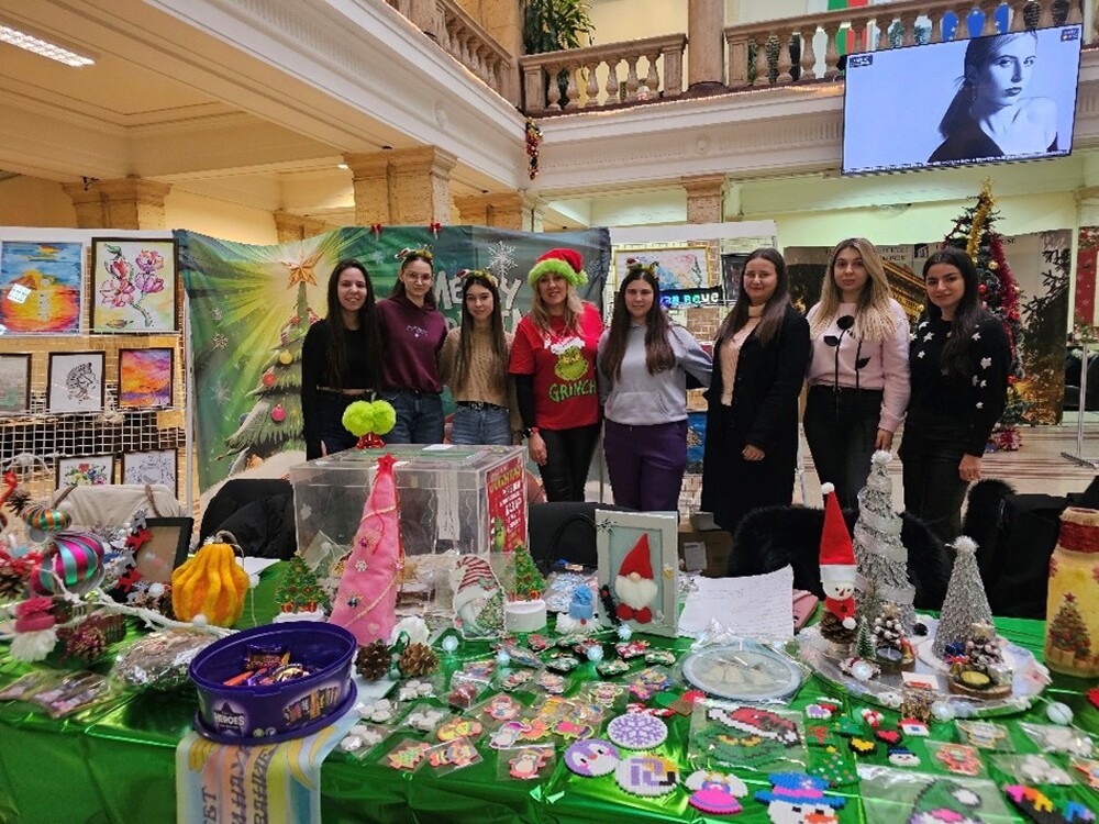 Студентите от клуб „Палитра" дариха 2000 лева от благотворителния си базар на свои колеги в затруднено положение от Русенския университет 