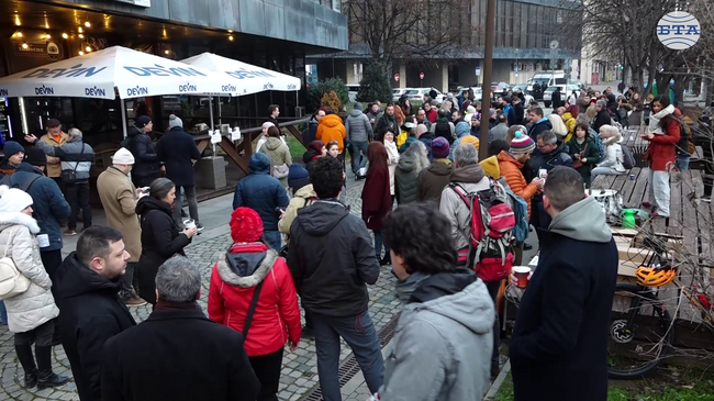Журналисти и граждани се събраха на протест пред редакцията на Би Ти Ви, за да защитят свободата на словото