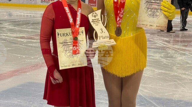 Състезателките по фигурно пързаляне със специални потребности Вяра Янева и Ана Василева участваха на турнир в Австрия