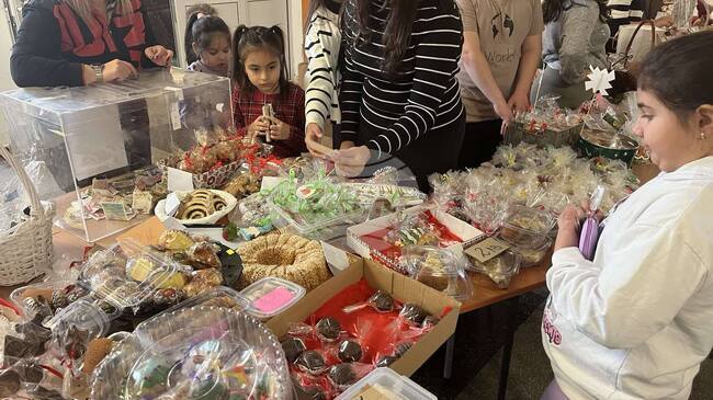 С Коледен благотворителен базар на надеждата в ОУ „Никола Икономов“ в Разград събраха средства за лечението на двегодишно дете