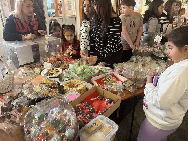 С Коледен благотворителен базар на надеждата в ОУ „Никола Икономов“ в Разград събраха средства за лечението на двегодишно дете