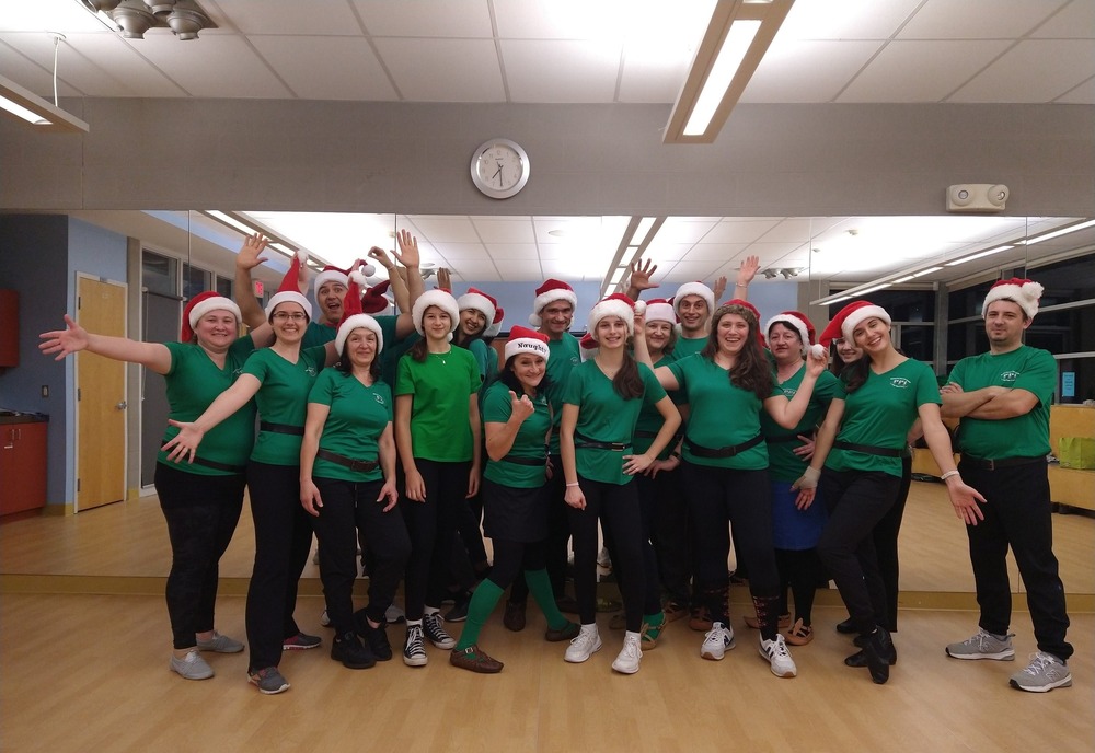 Танцьорите от клуб „Хопа-тропа, иха-ха“ в Китченер, Канада, отправиха коледен поздрав към българите по света