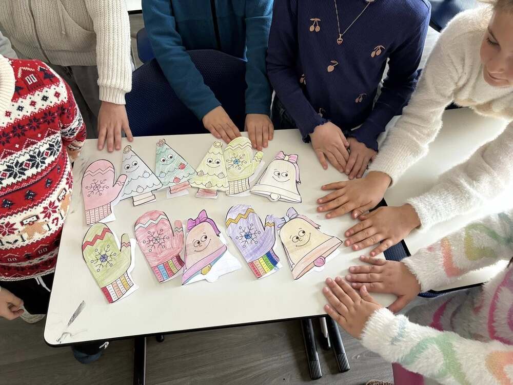 Поздравителни картички изработиха и надписаха първокласници от Българското училище „Паисий Хилендарски“ в Париж