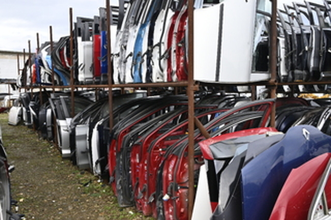 МВР: Криминалисти от ГДНП и областните дирекции на МВР в София и Видин разкриха и иззеха авточасти и двигатели на близо 200 издирвани автомобила в две автоморги