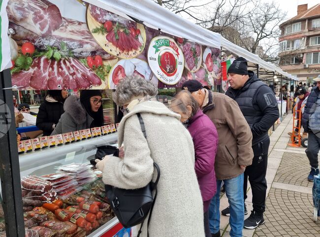 Тридневно Коледно изложение събра производители и занаятчии от Югоизточна България на площад „Освобождение” в Ямбол