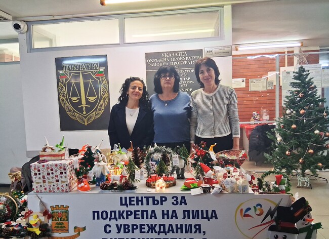 Деца от ОУ „Княз Александър I“ в гр. Пловдив и представители на Център за подкрепа на хора с увреждания гостуваха с благотворителен Коледен базар в Апелативна, Окръжна и Районна прокуратура-Пловдив