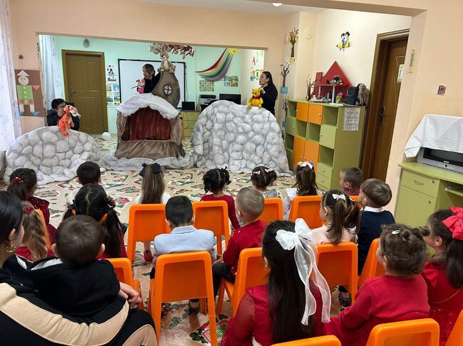 Празнично настроение и усмивки за най-малките в детските градини на Момчилград