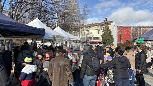 Ученически коледен базар и награждаване за най-хубава външна украса се състояха в Самоков