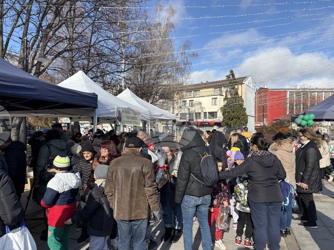 Ученически коледен базар и награждаване за най-хубава външна украса се състояха в Самоков