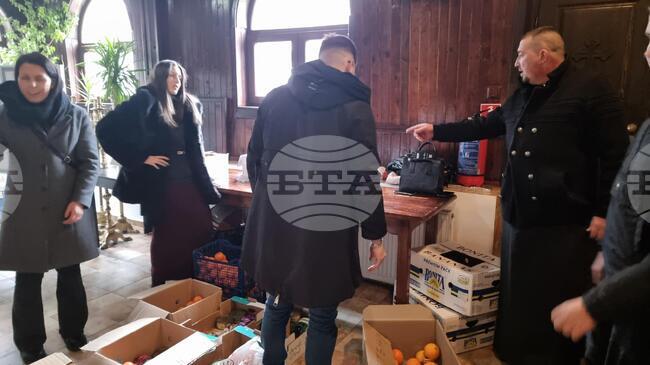 Възрастни хора и семейства получават дарение за празниците чрез кампания на енориашите при храма "Св. Димитър" в Кюстендил