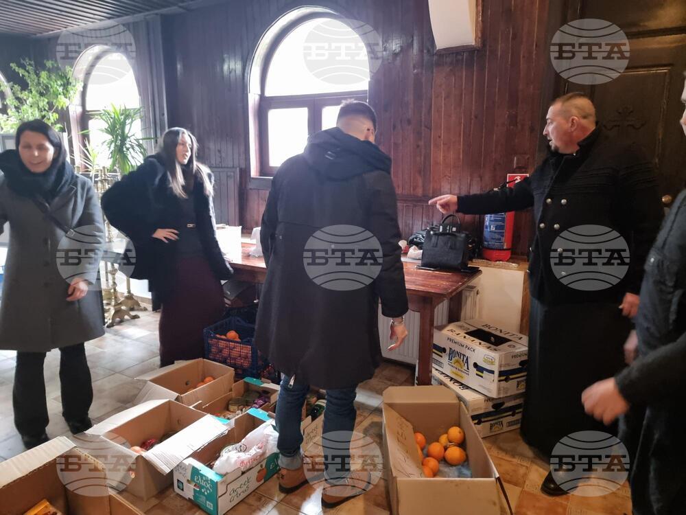 Възрастни хора и семейства получават дарение за празниците чрез кампания на енориашите при храма "Св. Димитър" в Кюстендил