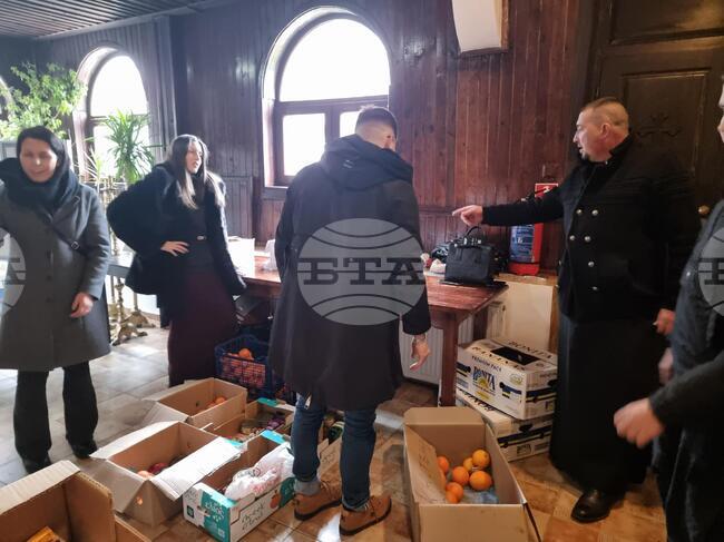 Възрастни хора и семейства получават дарение за празниците чрез кампания на енориашите при храма "Св. Димитър" в Кюстендил
