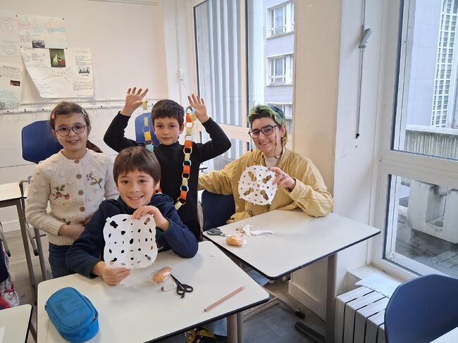 Под формата на ателие за коледна украса преминаха последните за годината занятия в Българското училище „Паисий Хилендарски“ в Париж 