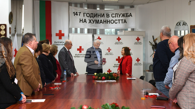 Българският Червен кръст награди със златен медал за заслуги Даринка Владова, съветник по благотворителната инициатива "Българската Коледа"