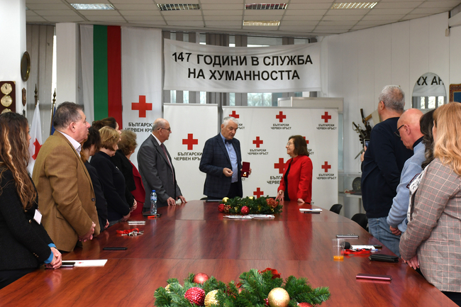 Българският Червен кръст удостои с най-високото си отличие „Медал за заслуги БЧК - златен“ г-жа Даринка Владова - съветник по "Българската Коледа" към президента на република България