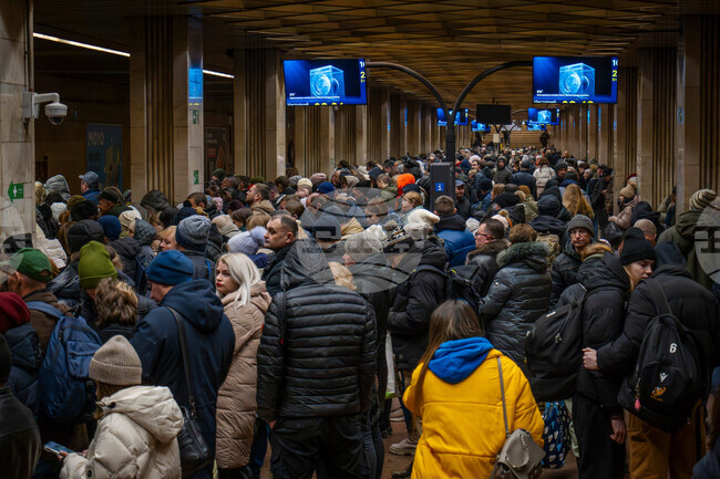 Ройтерс: Украинците издържат на продължителни прекъсвания на електроснабдяването благодарение и на препълнени "пунктове на несломимостта"