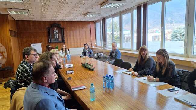 Представители на бизнеса заявиха необходимост от подготвени професионални кадри за местната индустрия по време на среща с представители на образованието в Карлово
