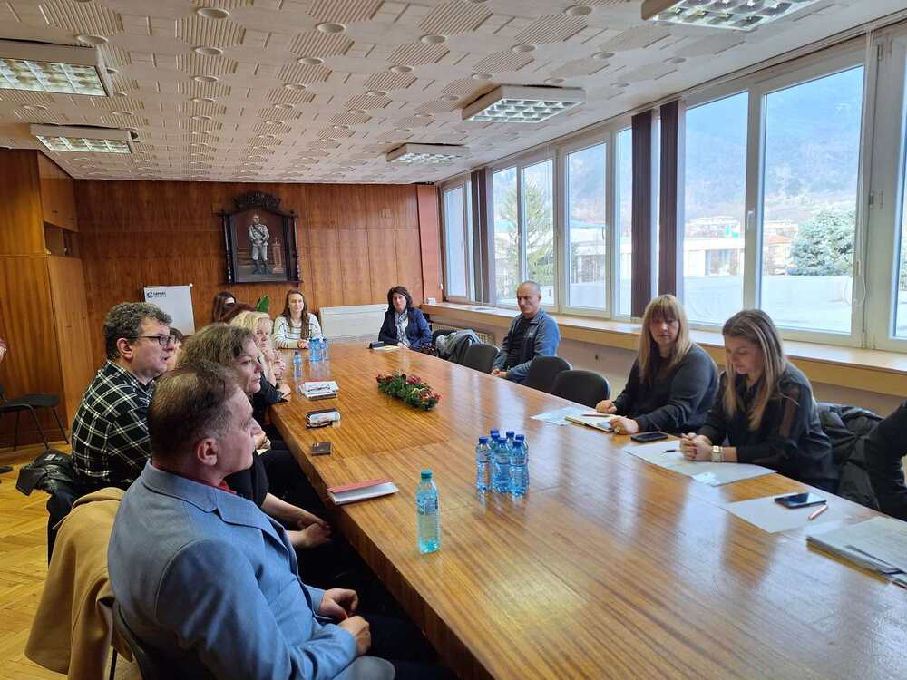 Представители на бизнеса заявиха необходимост от подготвени професионални кадри за местната индустрия по време на среща с представители на образованието в Карлово