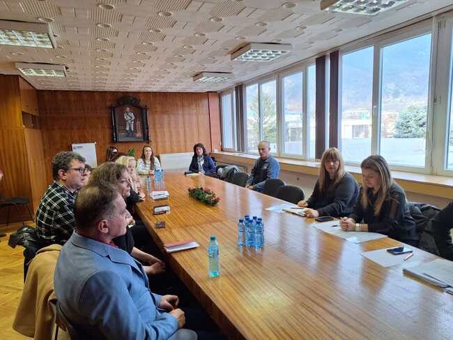 Представители на бизнеса заявиха необходимост от подготвени професионални кадри за местната индустрия по време на среща с представители на образованието в Карлово