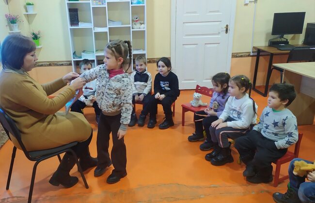 Ученици от Българското неделно училище „Просвета“ в Делжилер, Украйна, учиха български език чрез езикова игра