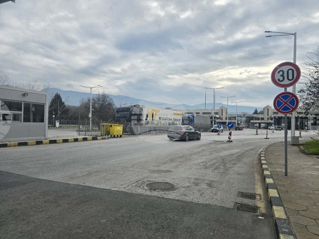 Движението през граничен преход "Кулата - Промахон" се осъществява нормално и в двете посоки