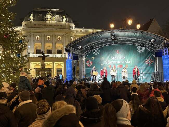 Две формации, изпълняващи български фолклор, се изявиха на сцената на коледните базари в Братислава 