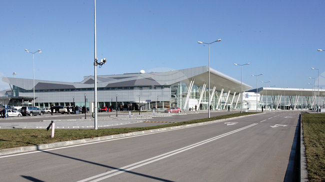 Терминал 2 на летище „Васил Левски“ – София официално е пуснат в експлоатация на 27 декември 2006 г.
