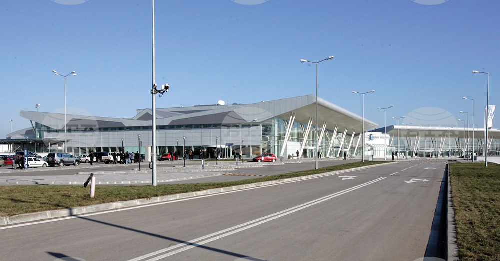 Терминал 2 на летище „Васил Левски“ – София официално е пуснат в експлоатация на 27 декември 2006 г.