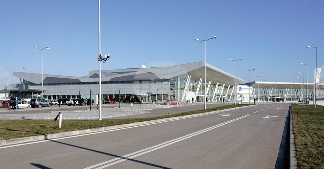 Терминал 2 на летище „Васил Левски“ – София официално е пуснат в експлоатация на 27 декември 2006 г.