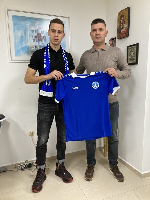 Черноморец (Бургас) представи като ново попълнение нападателя Жулиан Иванов, който идва от Локомотив (Горна Оряховица)