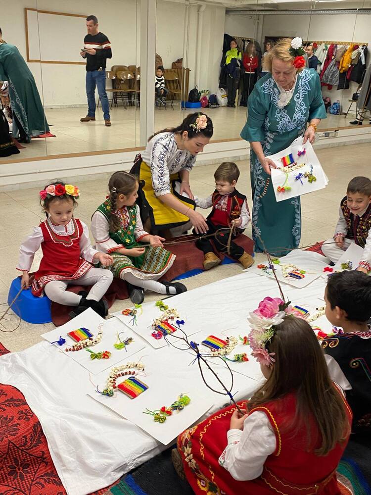 Учениците от Българското училище „Св. св. Кирил и Методий“ във Валядолид, Испания, изработиха сурвачки