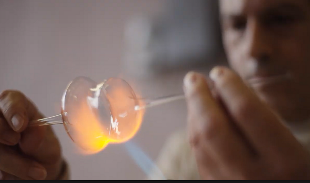 МТСП: Хора с увреждания създават коледни играчки по уникален метод благодарение на социалната икономика