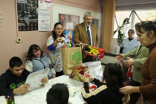 Областна администрация Русе: Децата от Дневния център „Рализ Бализ“ в Сливо поле получиха подаръци