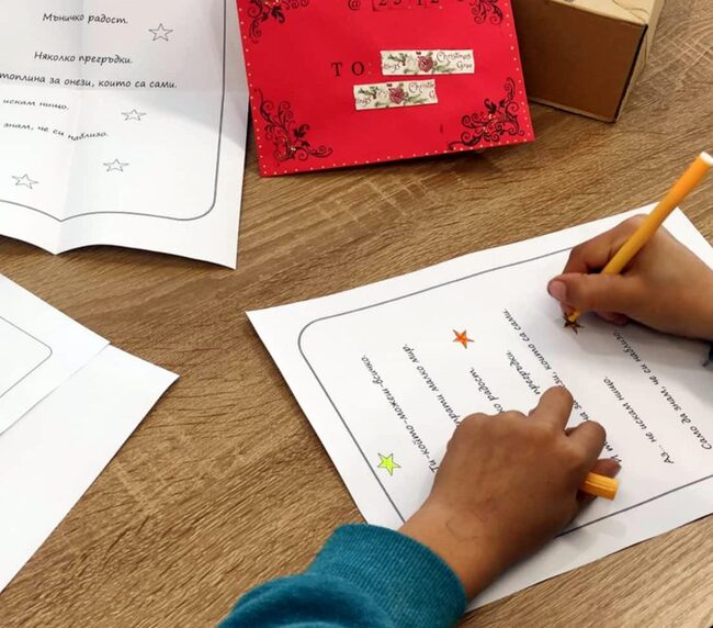 Новогодишни късмети и пожелания подготвяха ученици от Българското неделно училище „Васил Левски“ в Катерини, Гърция