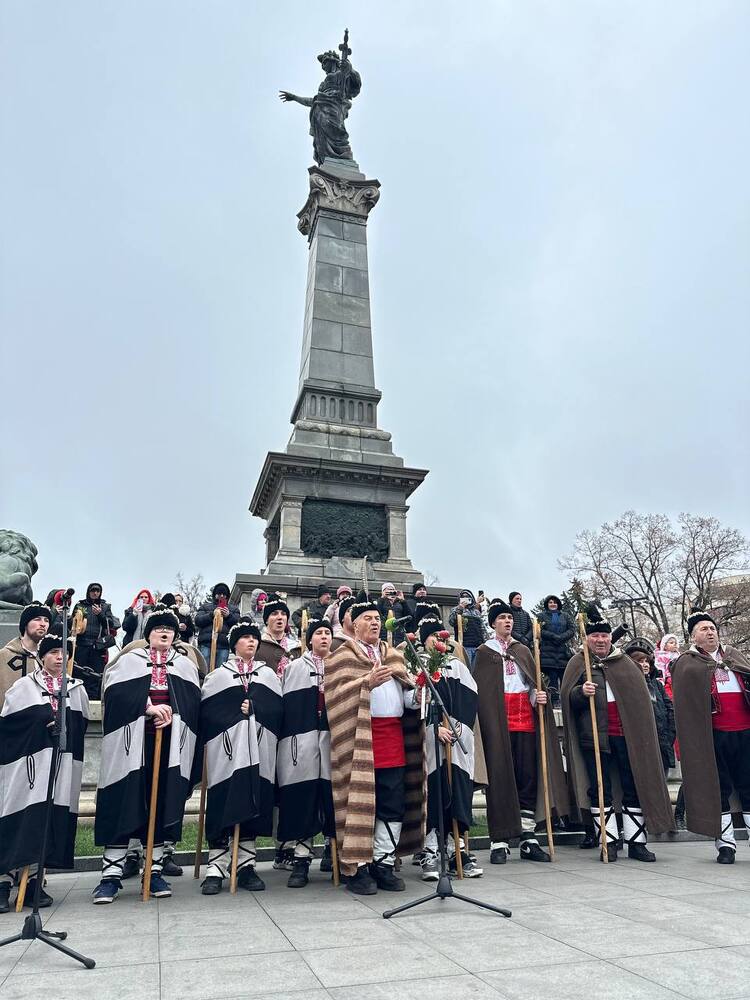 Кметът Пенчо Милков и коледарите благословиха Русе за здрава и успешна година
