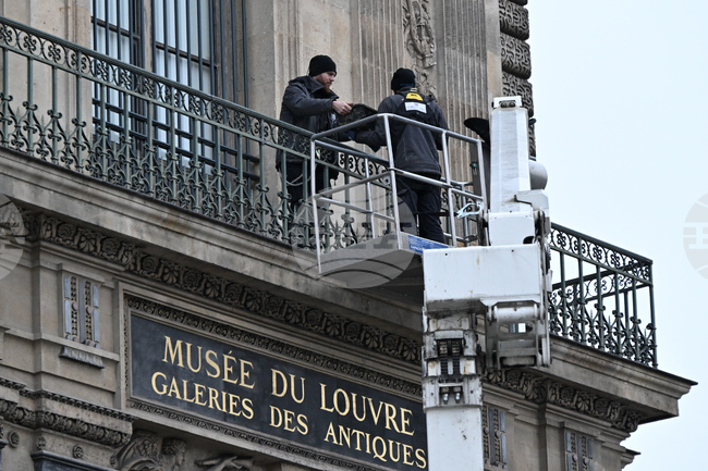 Лувърът монтира охранителни решетки след обира на скъпоценности за 102 милиона долара