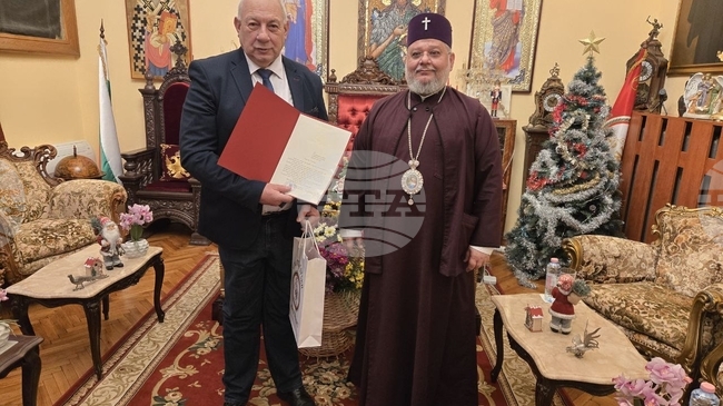 Старозагорският митрополит Киприан удостои с грамота и благодарствен знак директора на Регионалния исторически музей Петър Калчев