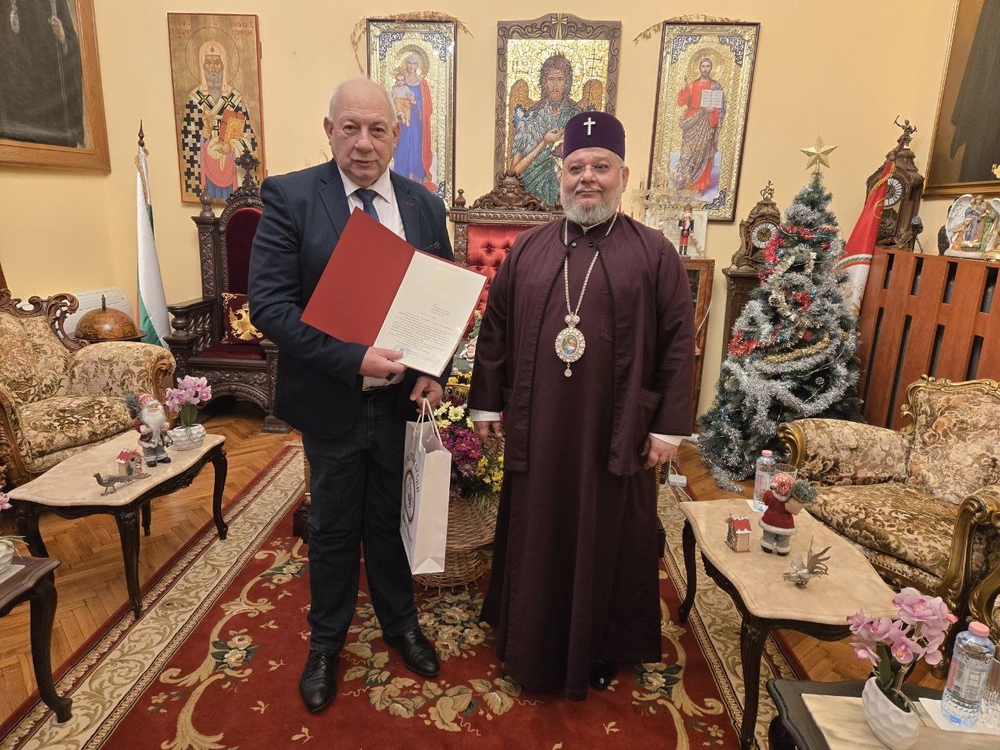 Старозагорският митрополит Киприан удостои с грамота и благодарствен знак директора на Регионалния исторически музей Петър Калчев