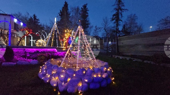 Със стотици коледни светлини 16-годишно момче от Разлог създаде коледно градче в двора си