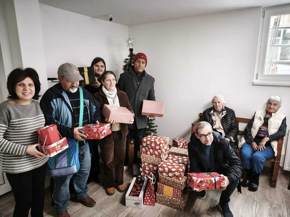 Инициативата "Кутия, пълна с щастие" осигури коледни подаръци за възрастни хора и хора в уязвимо положение от Казанлък