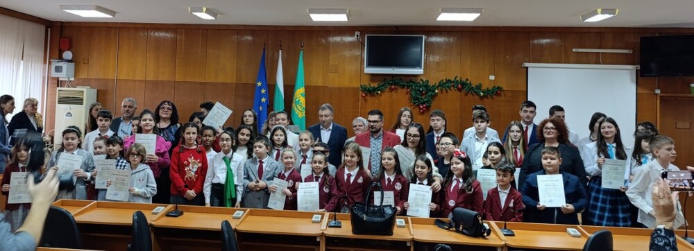 Община Шумен: Кметът проф. Христо Христов връчи близо 130 благодарствени адреса на изявени ученици и групи