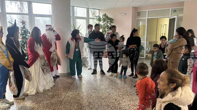 Млади червенокръстци зарадваха децата в болниците в Ловешко