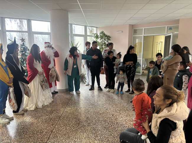 Млади червенокръстци зарадваха децата в болниците в Ловешко