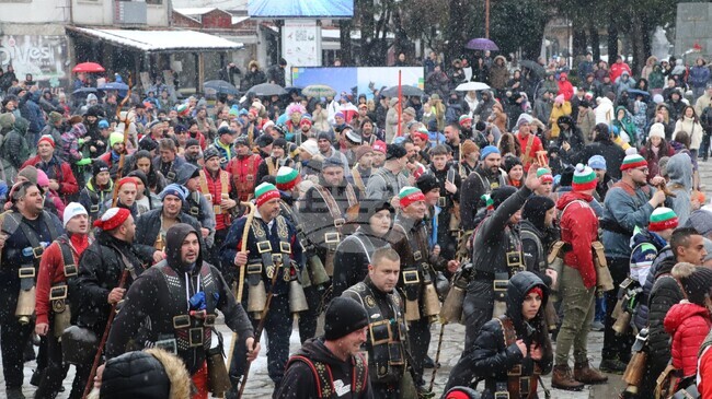 Стотици банскалии ще се включат в обичая дрънкане на звонци