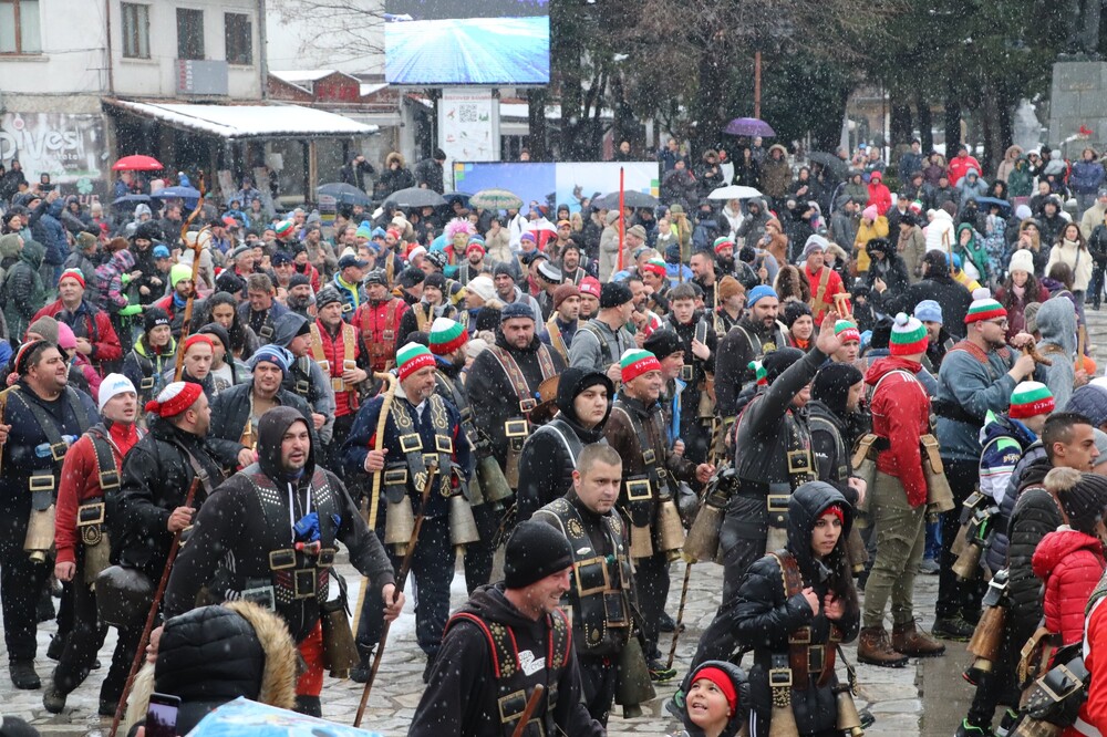 Стотици банскалии ще се включат в обичая дрънкане на звонци