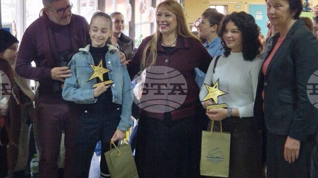  Учениците от 107-мо училище „Хан Крум“ организираха коледен базар за събиране на средства за двумесечната Михаела, страдаща от левкемия