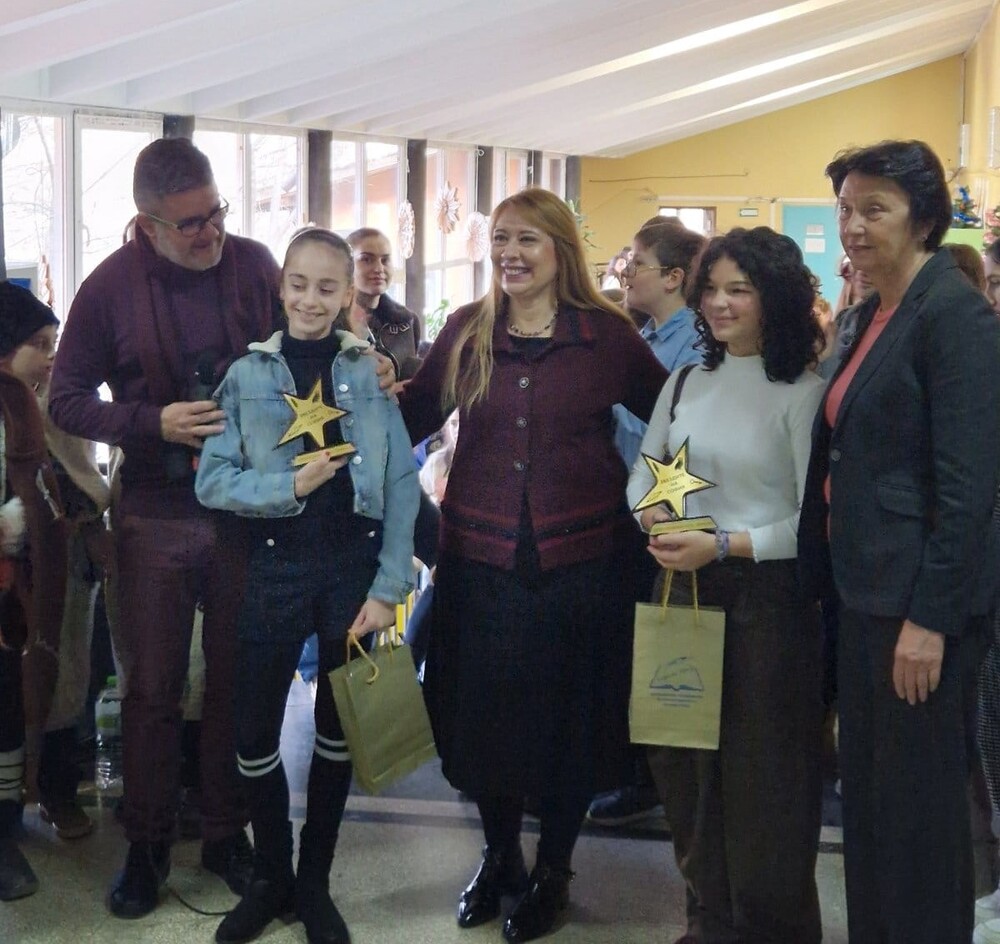  Учениците от 107-мо училище „Хан Крум“ организираха коледен базар за събиране на средства за двумесечната Михаела, страдаща от левкемия