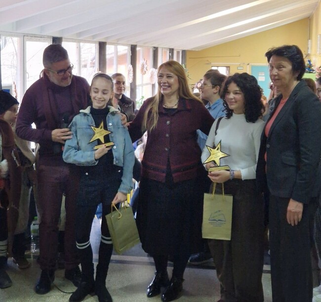  Учениците от 107-мо училище „Хан Крум“ организираха коледен базар за събиране на средства за двумесечната Михаела, страдаща от левкемия