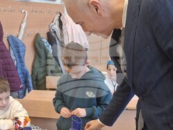 Учениците от 107-о училище „Хан Крум“ организираха коледен базар за събиране на средства за двумесечната Михаела, страдаща от левкемия. На събитието присъства и министърът на образованието в оставка Красимир Вълчев. Снимка: МОН