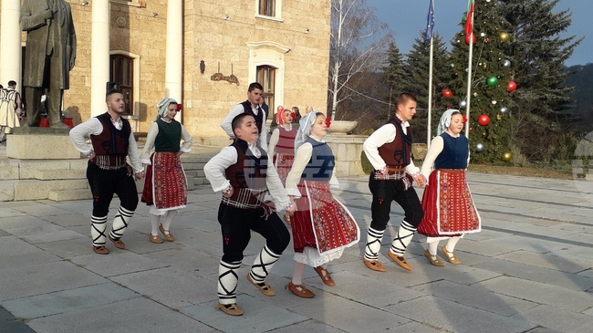 В Ковачевци се проведе концерт и тържествено запалване на коледната елха